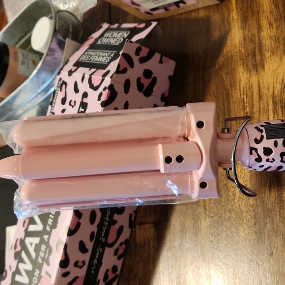 Beachwaver triple barrel curling iron - Picture 6 of 6
